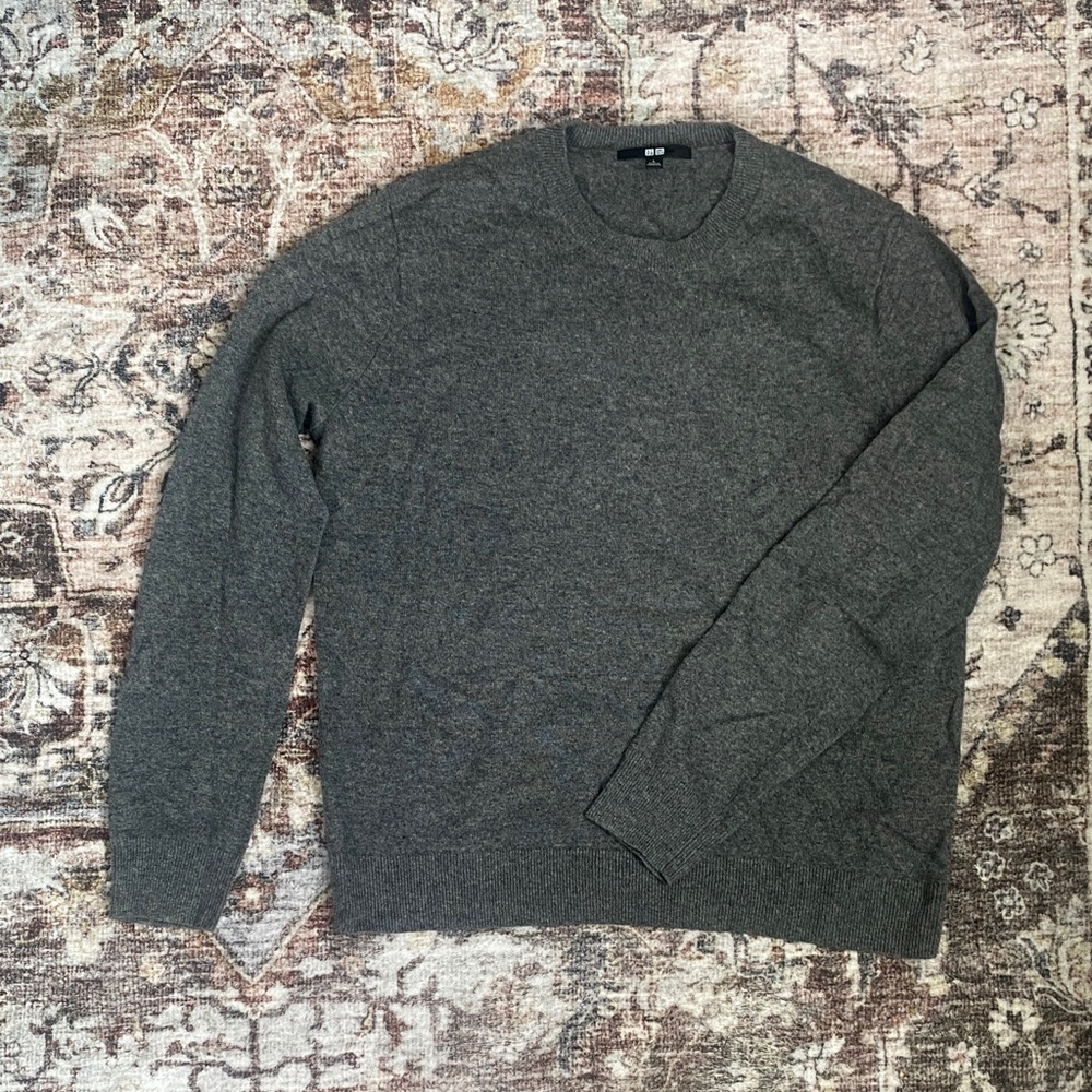 100% cashmere grey crew neck sweater size L uniqlo
